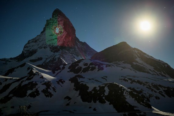 У Швейцарії художник проєктує на гору зображення, пов'язані з підтримкою у боротьбі з коронавірусом. 