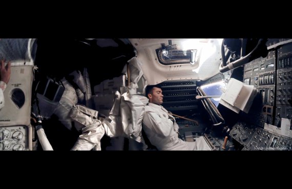 Космонавти шаттлу "Аполло-13" намагаються врятуватися з орбіти Місяця.