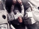 Космонавти шаттлу "Аполло-13" намагаються врятуватися з орбіти Місяця.