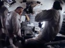 Космонавты шаттла "Аполло-13" пытаются спастись с орбиты Луны. 