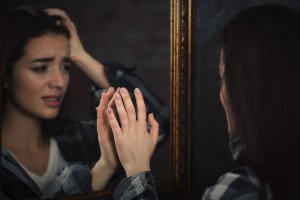 Мы не столько знаем себя, сколько угадываем, сравнивая с другими, прислушиваясь к оценкам. 