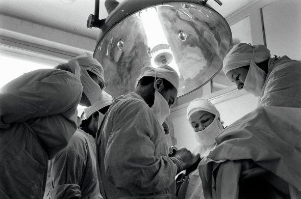 Медики Московської лікарні імені Сергія Боткіна оперують пацієнта, кінець 1950 років