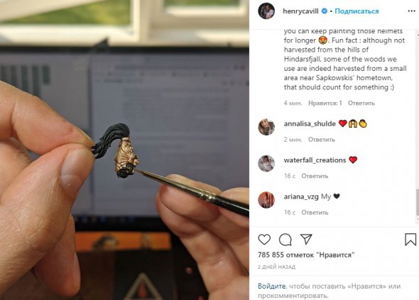 Генри Кавилл любит раскрашивать фигурки из популярной видеоигры