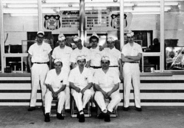 Працівники одного з перших ресторанів Макдональдс.
