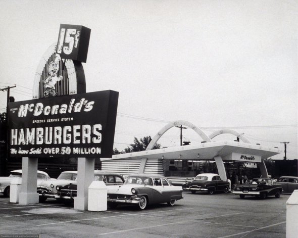 Так виглядав перший ресторан "Макдональдс" Рея Крока в Дез-Плейнз, штат Іллінойс. 1955 рік