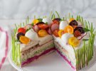 Весенние салаты украшают в виде торта