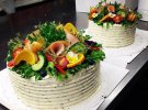 Весняні салати прикрашають у вигляді торта