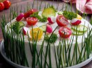 Весенние салаты украшают в виде торта