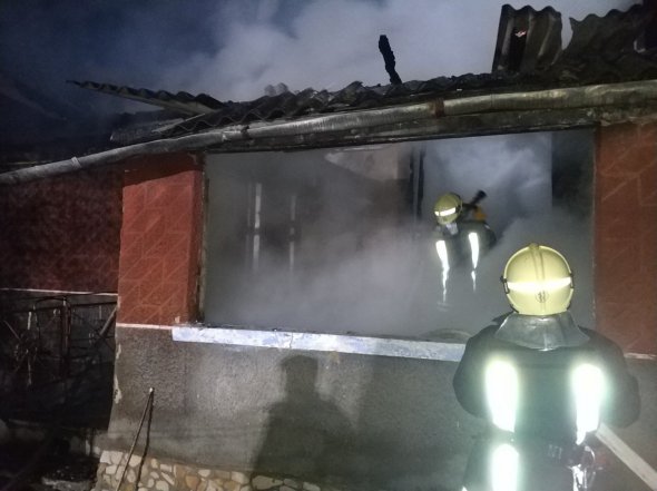 На Львовщине в результате пожара в деревянном доме погибли отец и сын