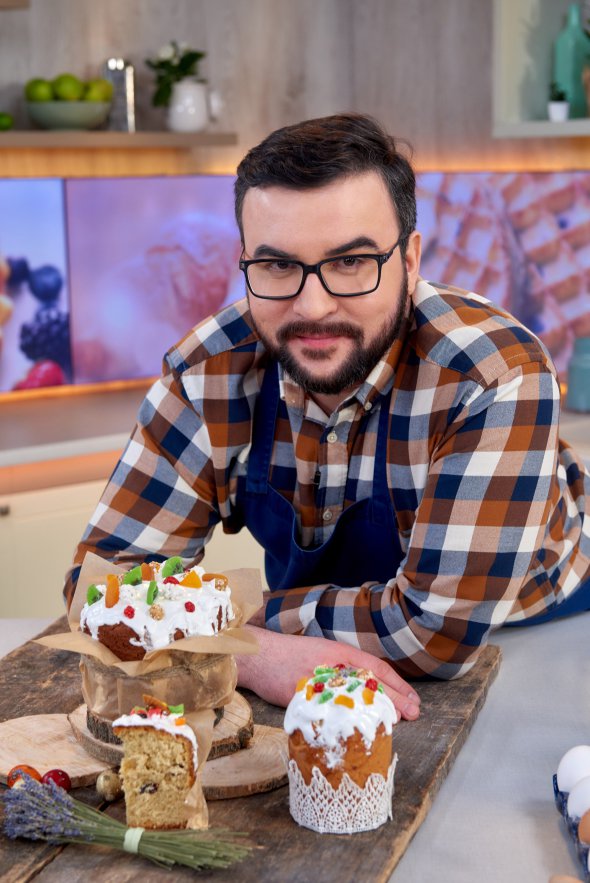 Ведущий 1 + 1 Руслан Сеничкин печет кулич с халвой