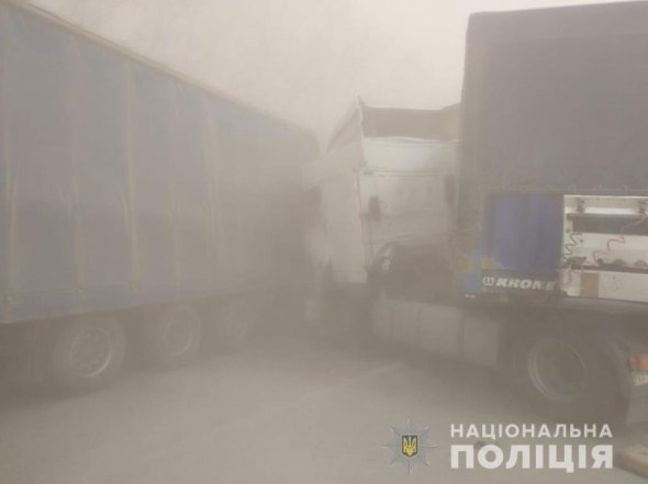 В аварии под Киевом столкнулись столкнулись 4 грузовика и легковушки BMW и Peugeot