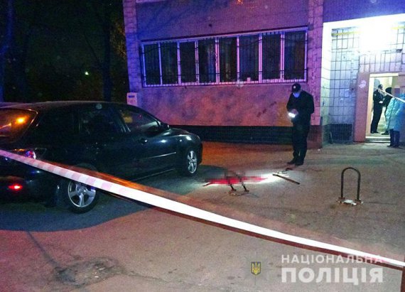 У   Києві  чоловік отримав ножове поранення  в ногу і помер у «швидкій».   Підозрюваного затримали. Ним виявився 41-річний товариш убитого