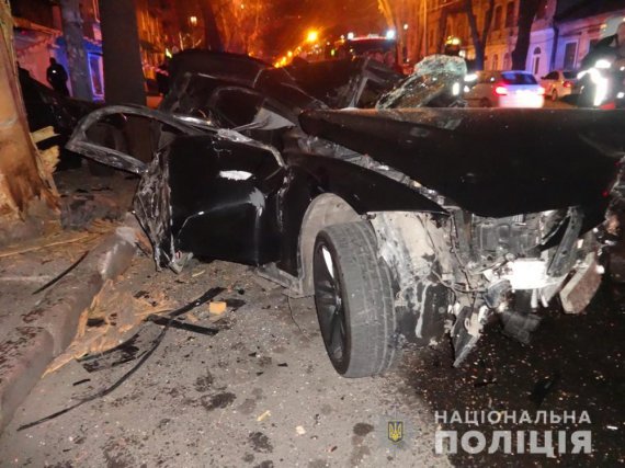 В Одесі 30-річний   водій  BMW не впорався з керуванням  і зіткнувся з деревом. Сам   зазнав незначних ушкоджень, а от його 30-річний пасажир загинув миттєво