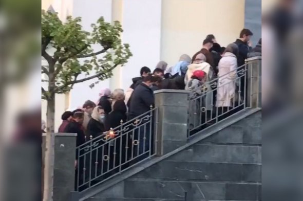 У Дніпрі біля Свято-Троїцького собору РПЦ   десятки людей вишикувалися у чергу, щоб потрапити на службу