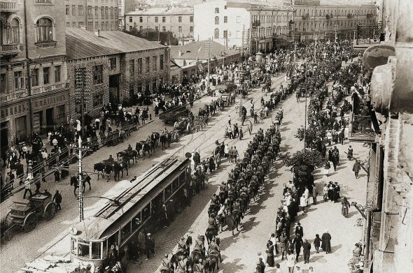 Польські військові у травні 1920 року йдуть вулицею Велика Володимирська в Києві. З українцями контролювали місто до 12 червня