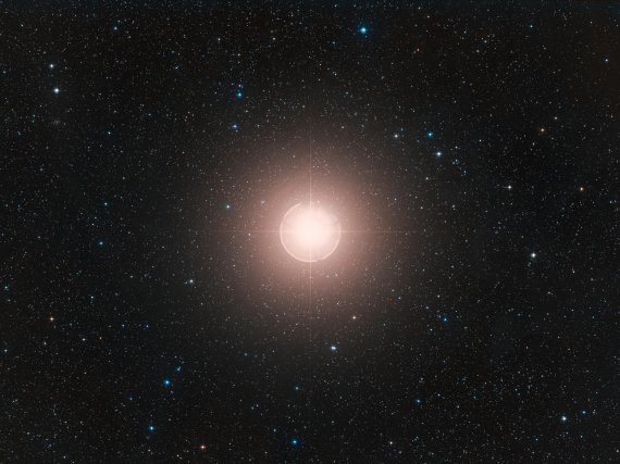 Червоний надгігант Бетельгейзе в сузір'ї Оріона продовжить світити