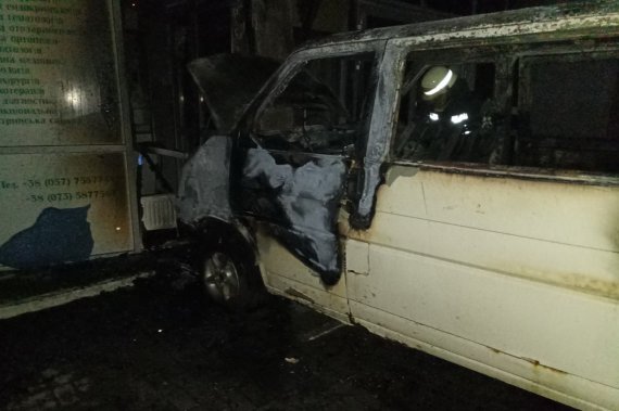 В Харькове горящий микроавтобус Volkswagen Transporter врезался в здание