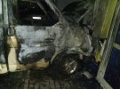 В Харькове горящий микроавтобус Volkswagen Transporter врезался в здание