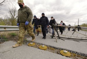 17 квітня українські військові переводять на підконтрольну територію звільнених із полону
