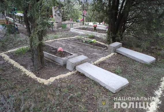 В селе Тарасовка Пологовского района Запорожской области 13-летний парень разбил на кладбище 32 надгробия
