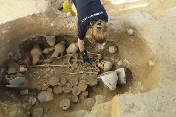 Вчені з Національного інституту превентивних археологічних досліджень (Inrap) розкопали гробницю етруської жінки