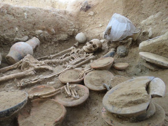 Ученые из Национального института превентивных археологических исследований (Inrap) раскопали гробницу этрусской женщины