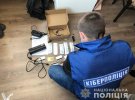 В Хмельницком разоблачили 23-летнего продавца-консультанта, который с помощью специального оборудования опустошал банковские счета покупателей