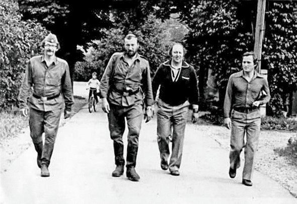 Всеволод Смеречинський  (перший ліворуч) поїхав  у Чорнобиль на початку травня 1986 року. Був командиром першого взводу, солдати якого змивали зі стін і дахів будівель радіоактивний пил