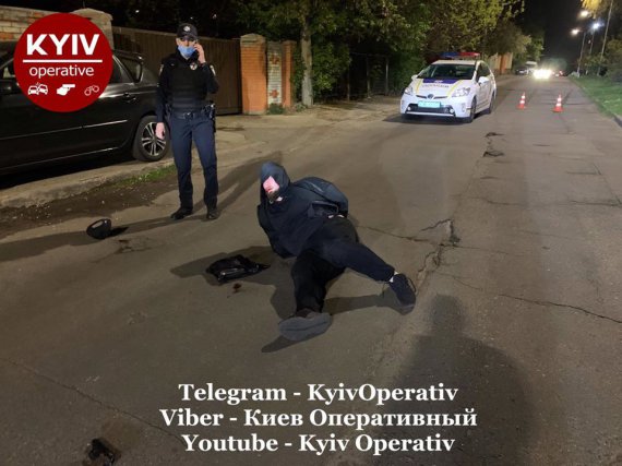 У Києві   поліцейський отримав три кулі, коли намагався затримати розшукуваного злочинця
