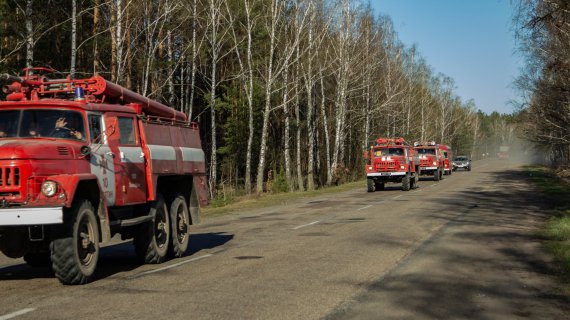 Дорогою в Овруцькому районі часто зустрічаються колони пожежної техніки, бригади заступають позмінно