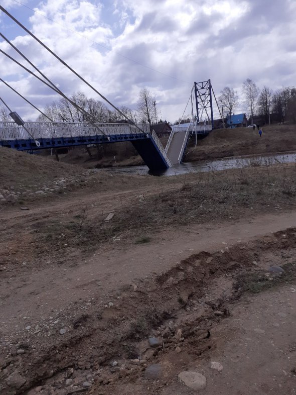 В России ветром сдуло мост
