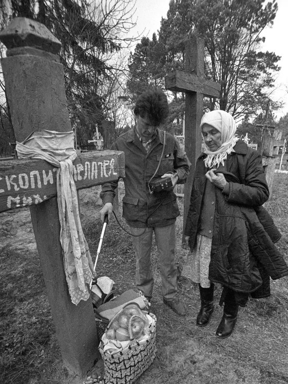 Жителям 30-километровой зоны впервые после катастрофы позволили посетить кладбища. Село Парышев, май 1989 года.