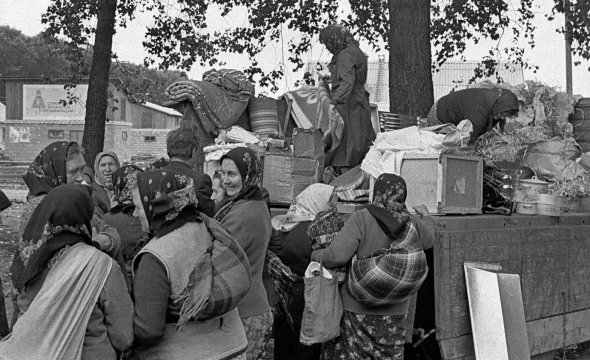 «Автолавка» с товарами первой необходимости для переселенцев из Чернобыльской зоны отчуждения. 1986.