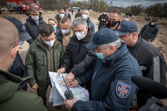 Зеленский наградил спасателей, которые тушили пожары в Чернобыльской зоне. Фото: МВД