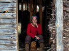 50-річна Олександра сидить у дрівнику на своєму подвір'ї в селі Личмани Овруцького району Житомирської області. Переїхала сюди з Києва 10 років тому