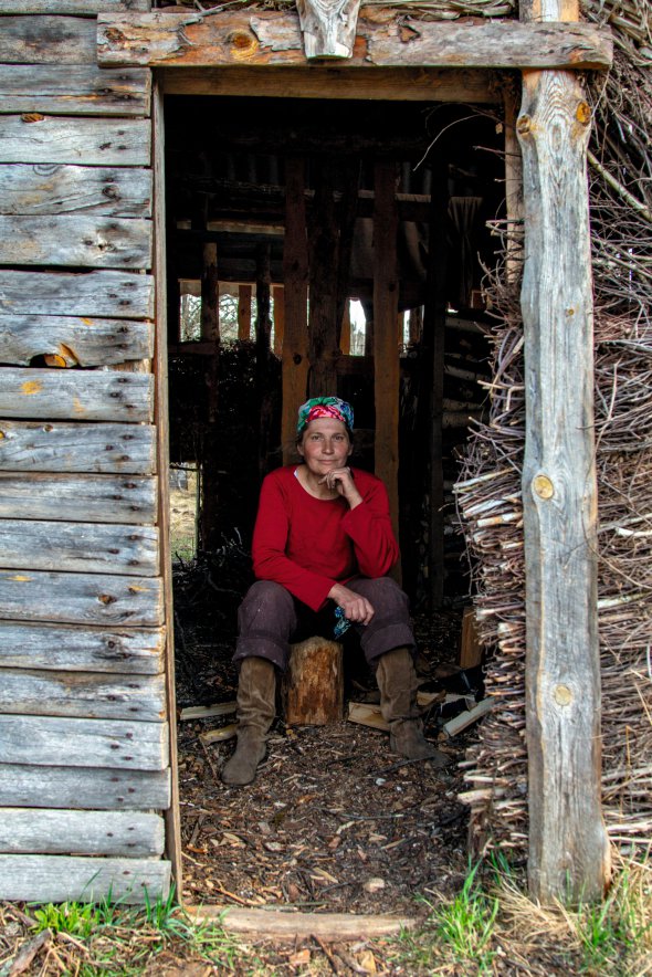 50-річна Олександра сидить у дрівнику на своєму подвір'ї в селі Личмани Овруцького району Житомирської області. Переїхала сюди з Києва 10 років тому