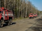 За містом Овруч трасою рухається колона пожежної техніки, бригади на гасіння пожеж заступають позмінно