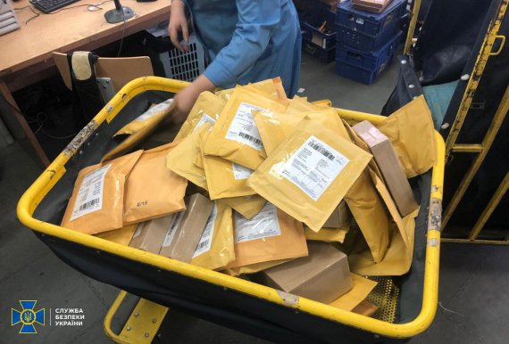 Чоловік хотів відправити маски за кордон