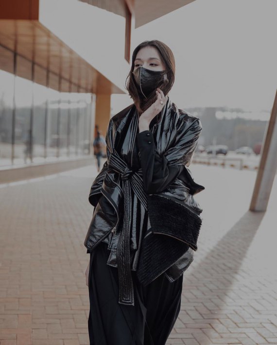 У колекції дизайнерки є маски з блискавками, з сітчастою підкладкою, з українською символікою.