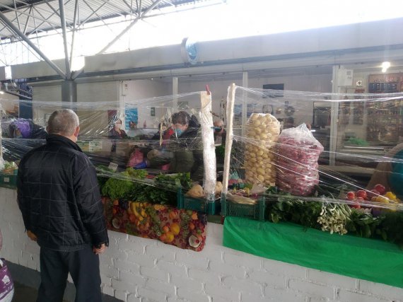 Сьогодні у Вінниці запрацювали продовольчі ринки. Продавців загородили харчовою плівкою