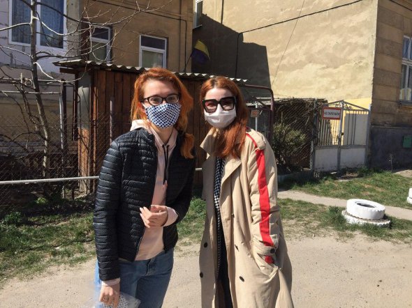 Євгенії Видвір (ліворуч) майстриня Катерина Чверенко привезла біло-блакитну маску. Віддала безкоштовно.