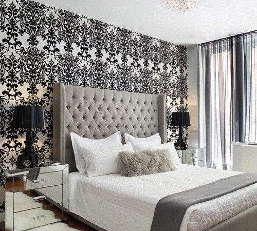Дизайн спальни: акцентную стену делают яркими обоями