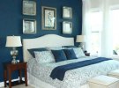 Дизайн спальні: акцентну стіну роблять яскравими шпалерами