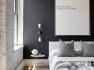 Дизайн спальні: акцентну стіну роблять яскравими шпалерами