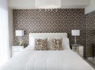 Дизайн спальни: акцентную стену делают яркими обоями
