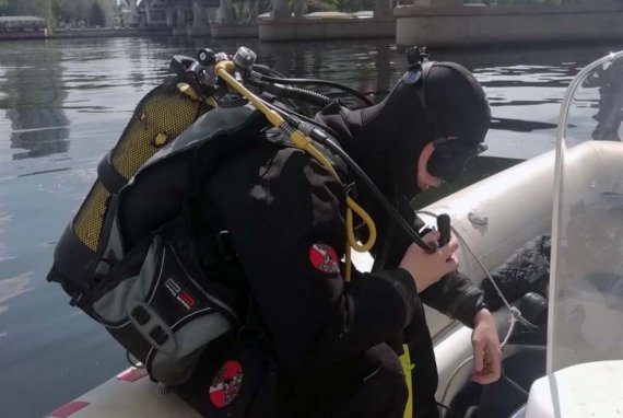 В Днепре из Центрального моста в реку прыгнул неизвестный мужчина. Его ищут водолазы