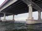 В Днепре из Центрального моста в реку прыгнул неизвестный мужчина. Его ищут водолазы