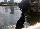 У  Дніпрі з Центрального мосту в річку   стрибнув невідомий чоловік. Його шукають водолази