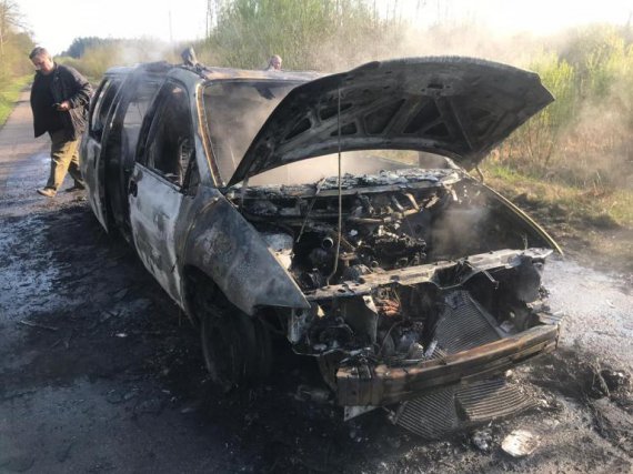 На Волині чоловік підпалив власне авто із краденим дубом