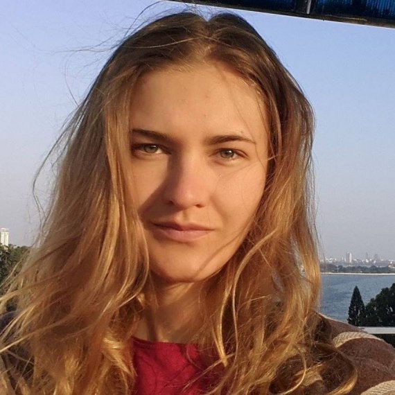 Ксенія Бутова працювала викладачем англійської в Ханої. Викладач тут отримує  за годину